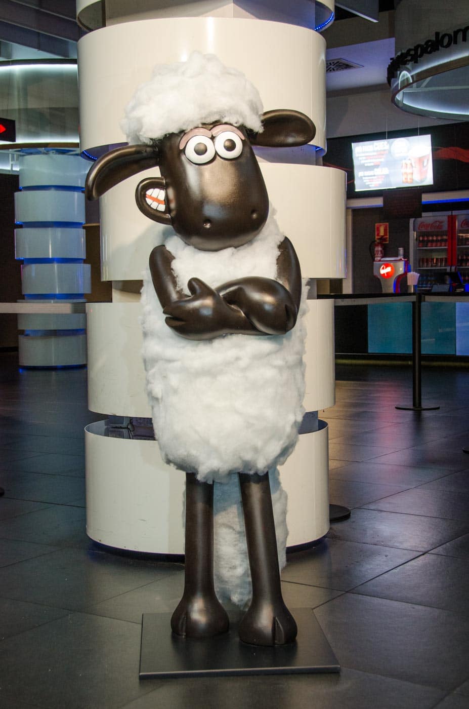 Escultura de porexpan de la oveja shaun de frente