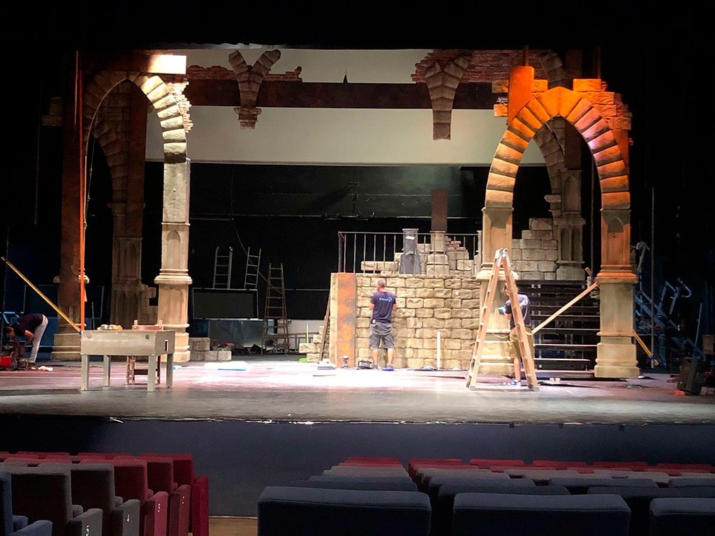 Vista frontal del escenario de Vlad el musical