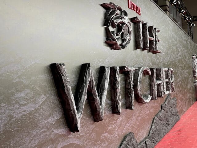 Detalle del rótulo corpóreo con el logo The Witcher