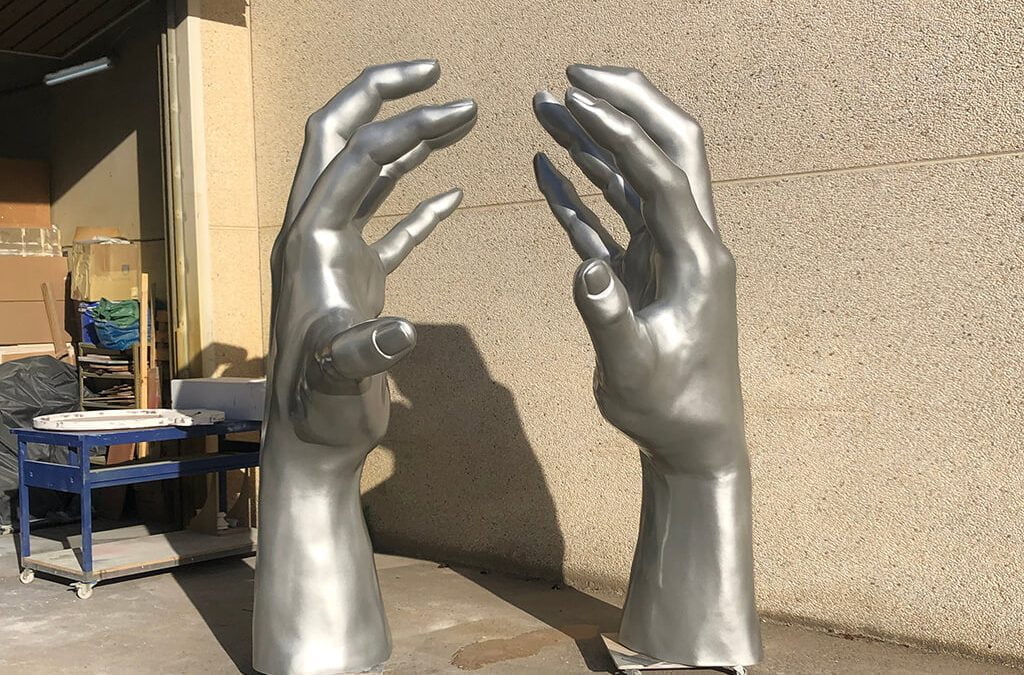 Escultura de Dos Manos. Premios Platino 2023