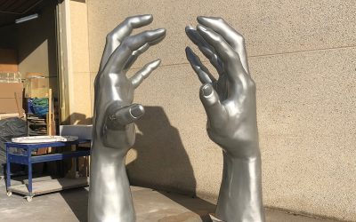 Escultura de Dos Manos. Premios Platino 2023