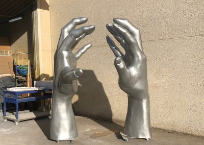 Escultura de Dos Manos. Premios Platino 2023