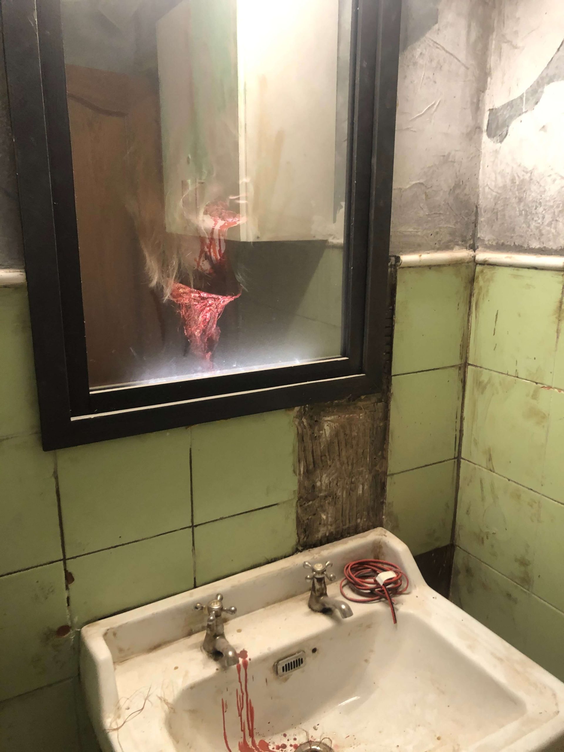 Scape Room Fox in a Box. Dinamic Art baño espejo