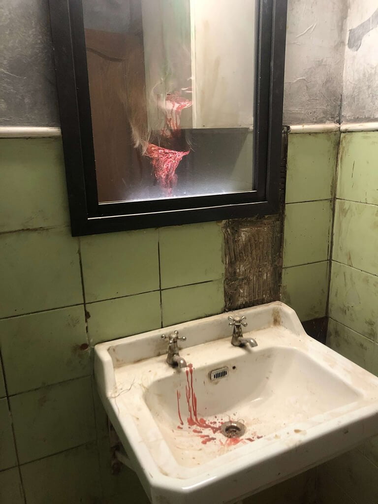 Scape Room Fox in a Box. Dinamic Art baño con sangre